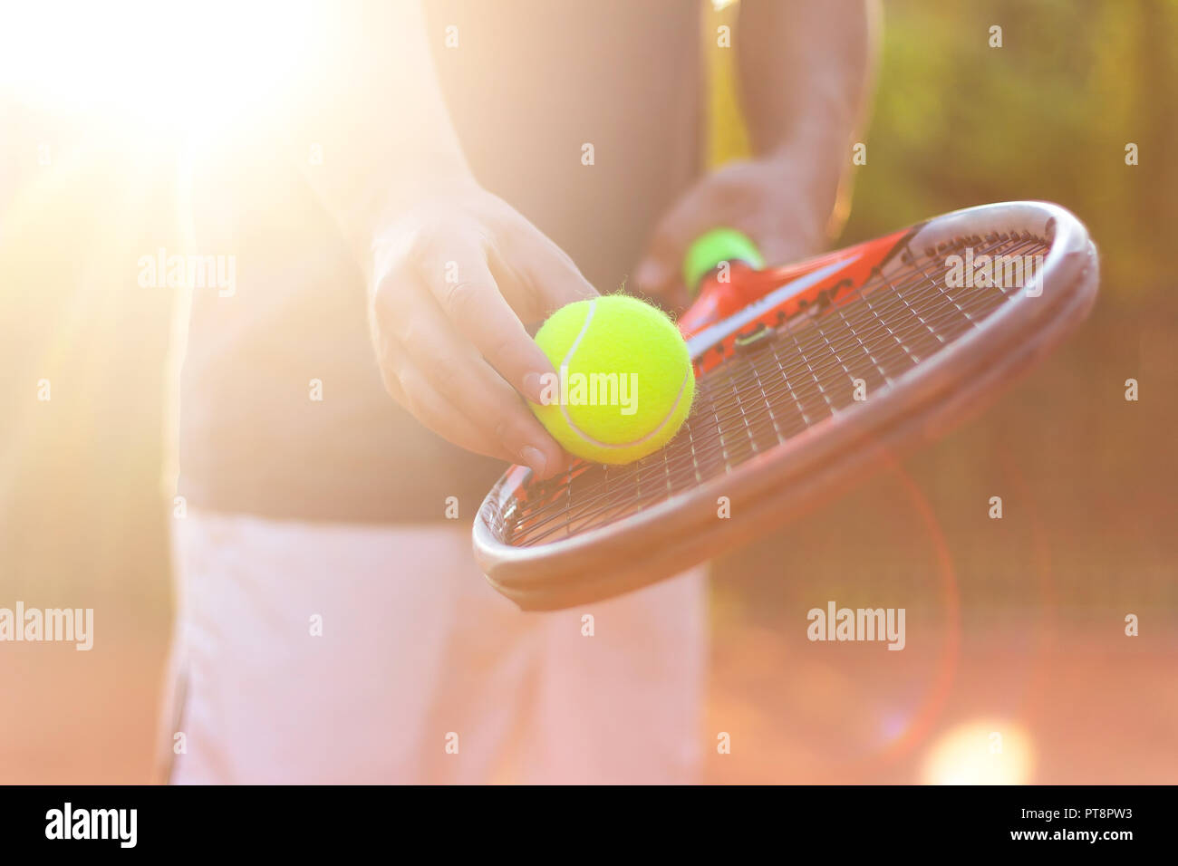 Un jugador de tenis se prepara para servir una pelota de tenis durante un partido Foto de stock
