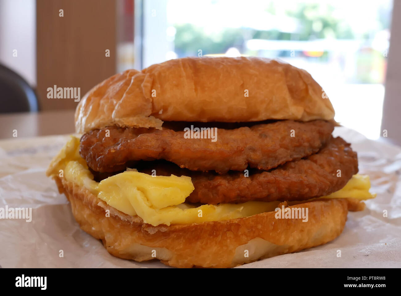 Cerca de hamburguesa en Burger King restaurante de comida rápida. Foto de stock