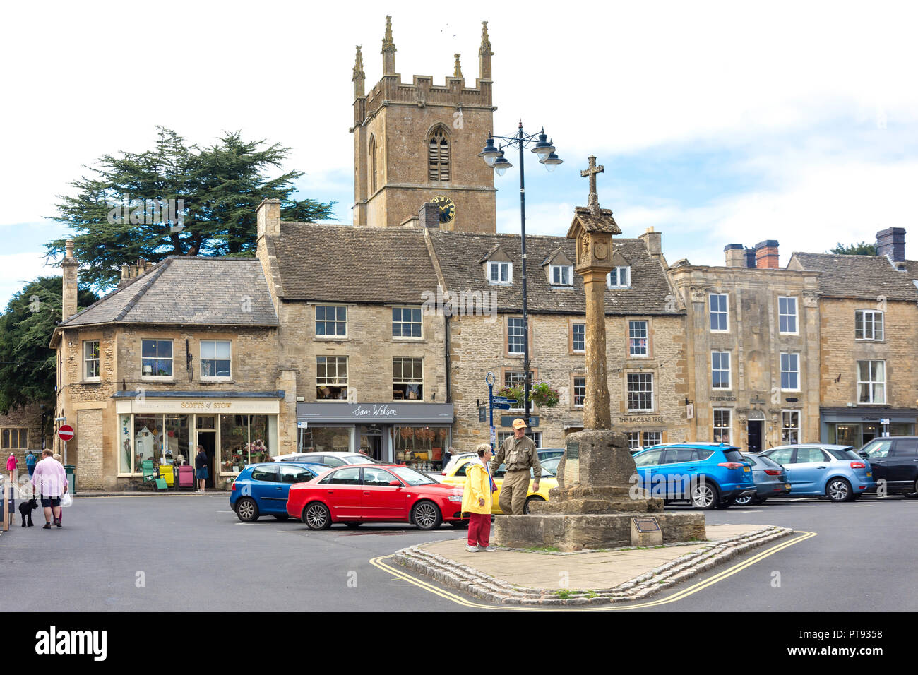 Market Cross y St Edward's de la torre de la Iglesia, la plaza del mercado, Stow-on-the-Wold, Gloucestershire, England, Reino Unido Foto de stock