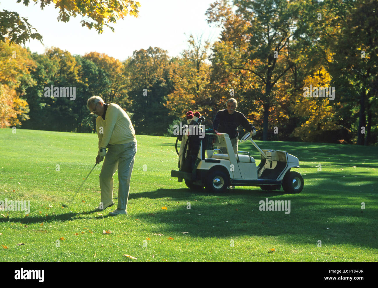 Dos businessment sobre el campo de golf, Foxboro, Massachusetts, EE.UU. Foto de stock