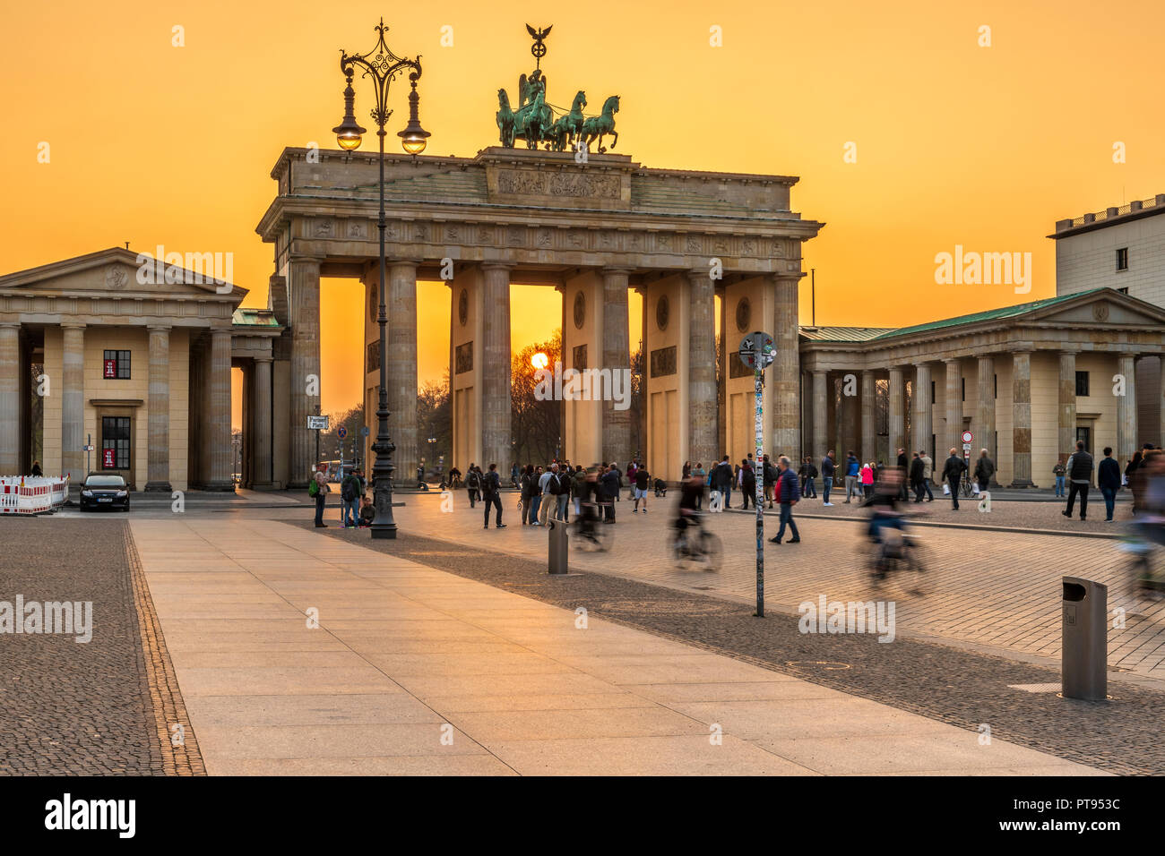 La Puerta de Brandenburgo es un 18th-century monumento histórico neoclásico situado al oeste de la Pariser Platz, en la parte oeste de Berlín. Foto de stock