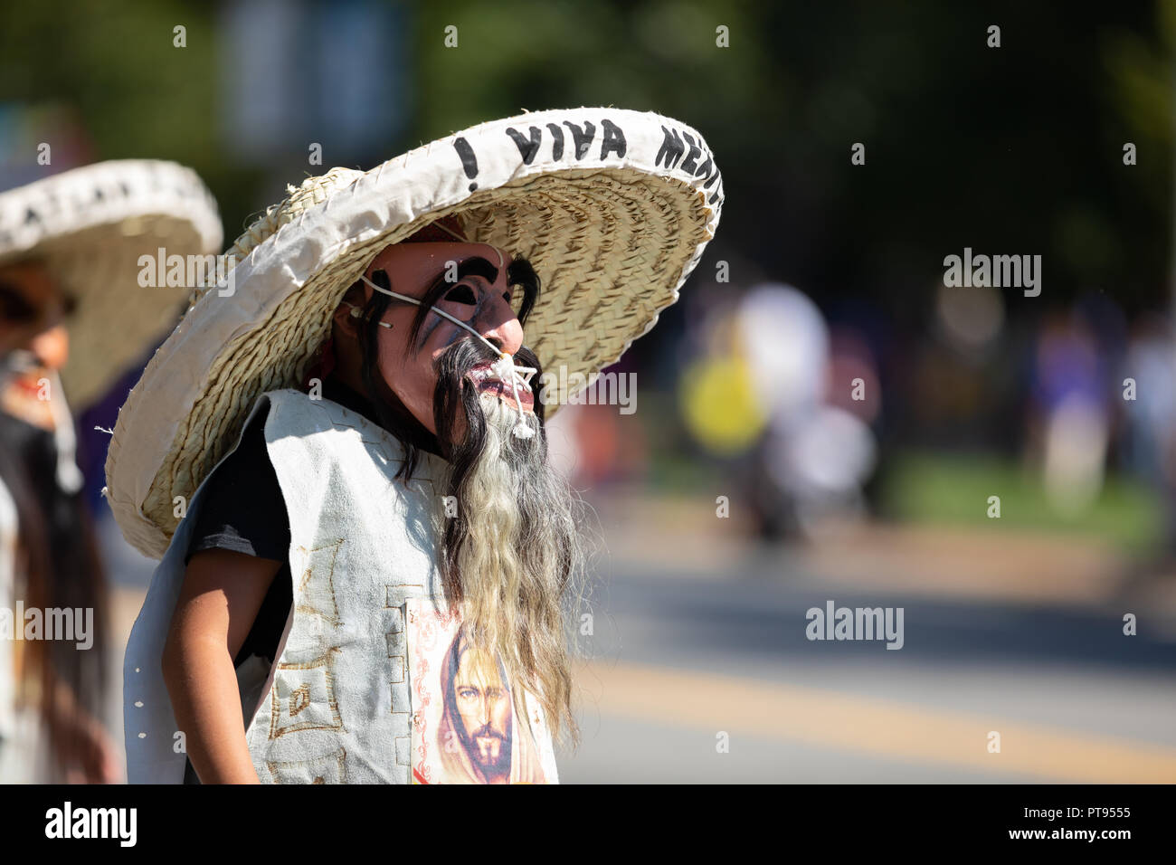 Washington, D.C., Estados Unidos - 29 de septiembre de 2018: La Fiesta DC  Parade, Mexicana, hombre que llevaba una máscara de cara abstracta y un  gran sombrero Fotografía de stock - Alamy