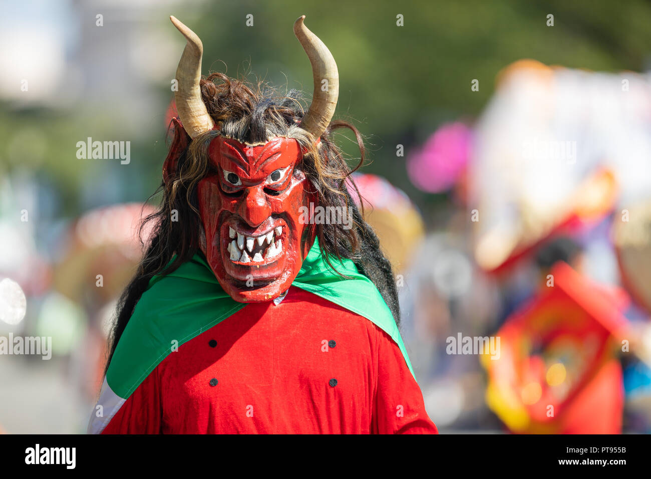 Washington, D.C., Estados Unidos - 29 de septiembre de 2018: La Fiesta DC  Parade, mexicano hombre vestido con un rostro abstracto disfrazarse de  diablo diablo Fotografía de stock - Alamy