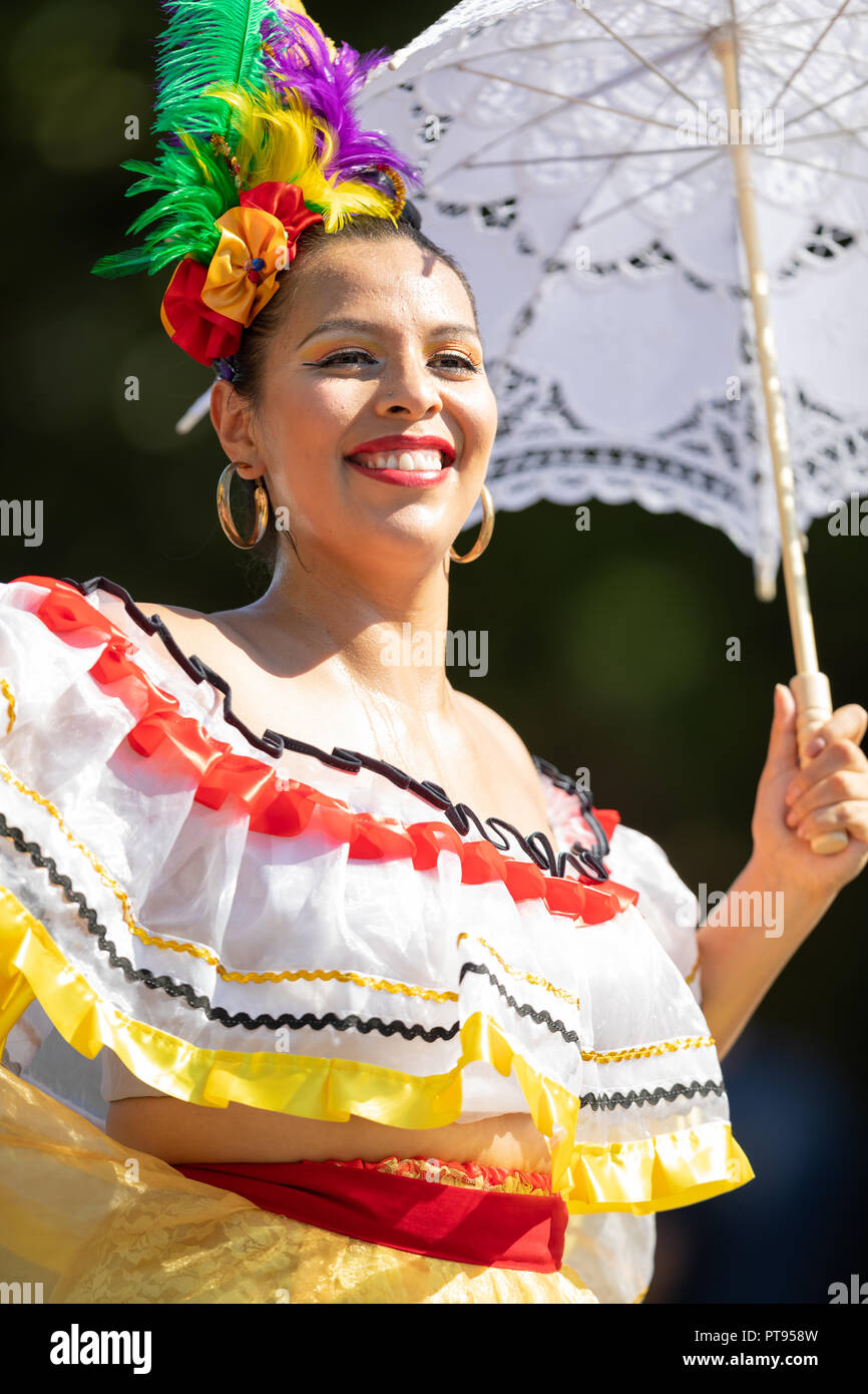 Oso juguete Masaje Washington, D.C., Estados Unidos - 29 de septiembre de 2018: La Fiesta DC  Parade, la mujer mexicana vistiendo ropa tradicional baile Fotografía de  stock - Alamy