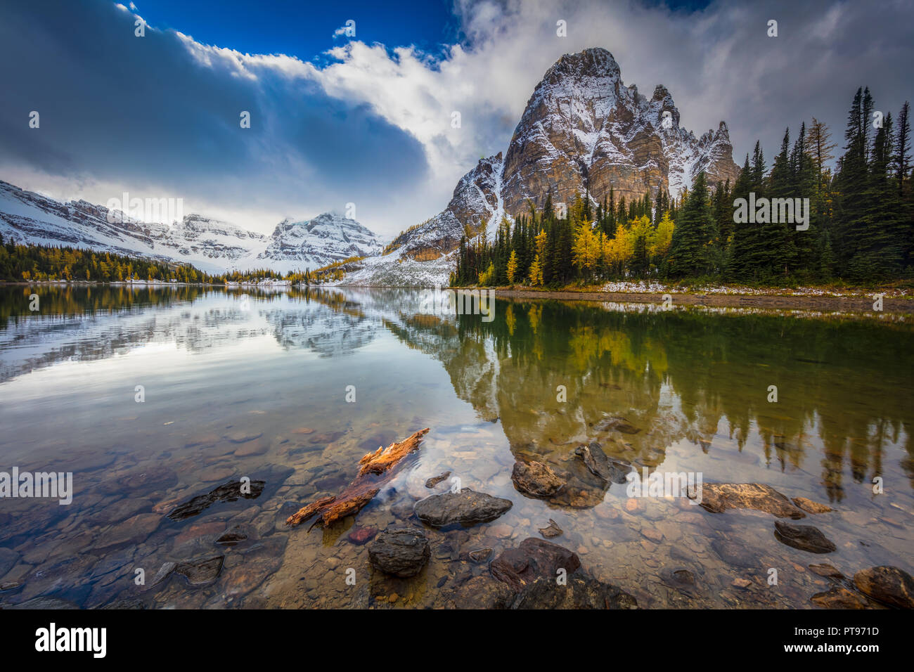Monte Assiniboine Provincial Park es un parque provincial en British Columbia, Canadá, situado alrededor del monte Assiniboine. Foto de stock