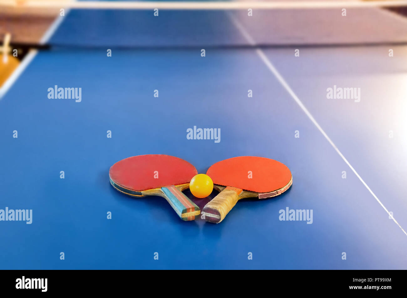 Raqueta de tenis o ping pong en un juego de mesa de color azul. Tenis de mesa Foto de stock