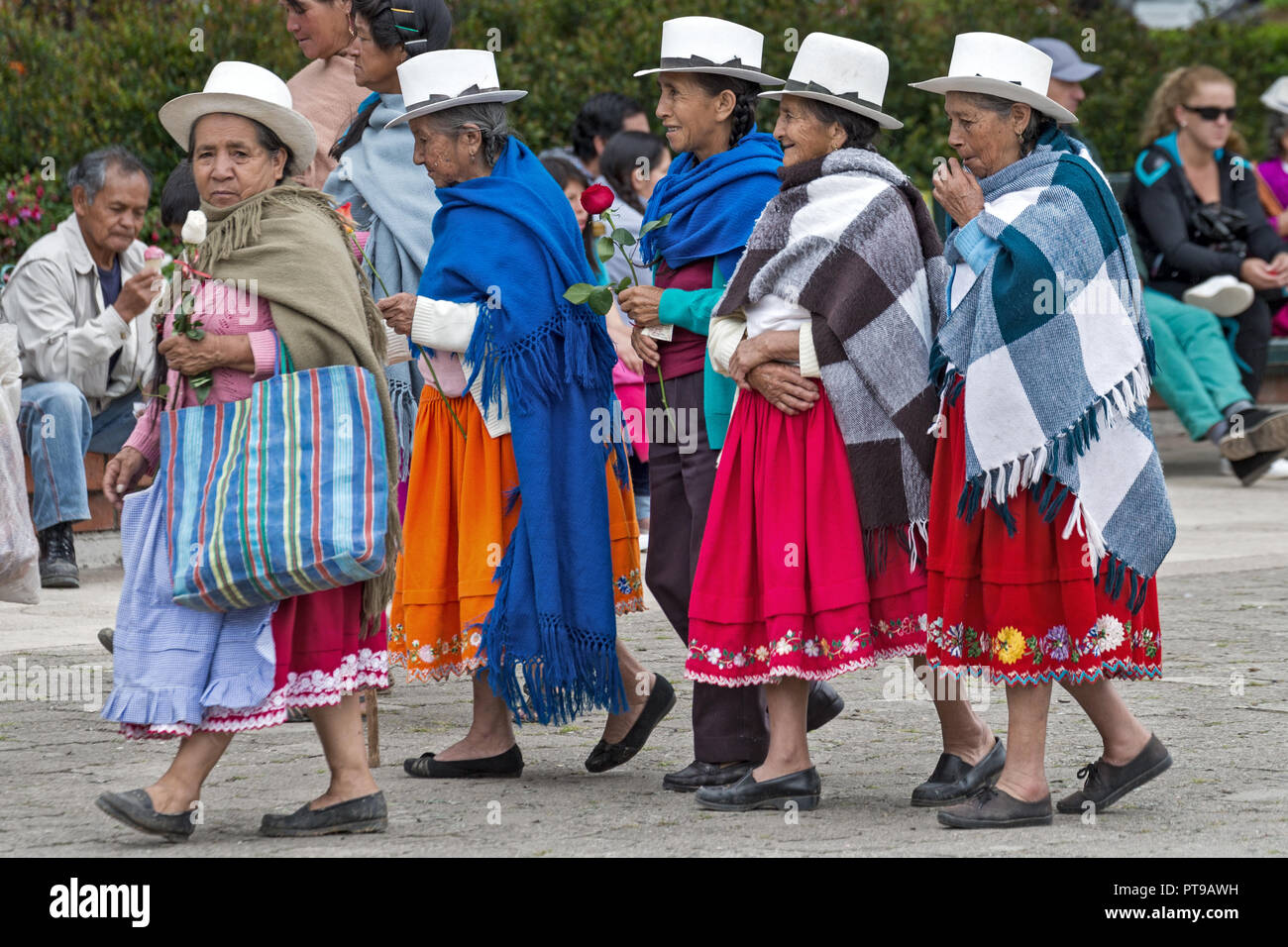 Chordeleg village Chola personas con vestimenta tradicional - nr Cuenca  Ecuador Fotografía de stock - Alamy