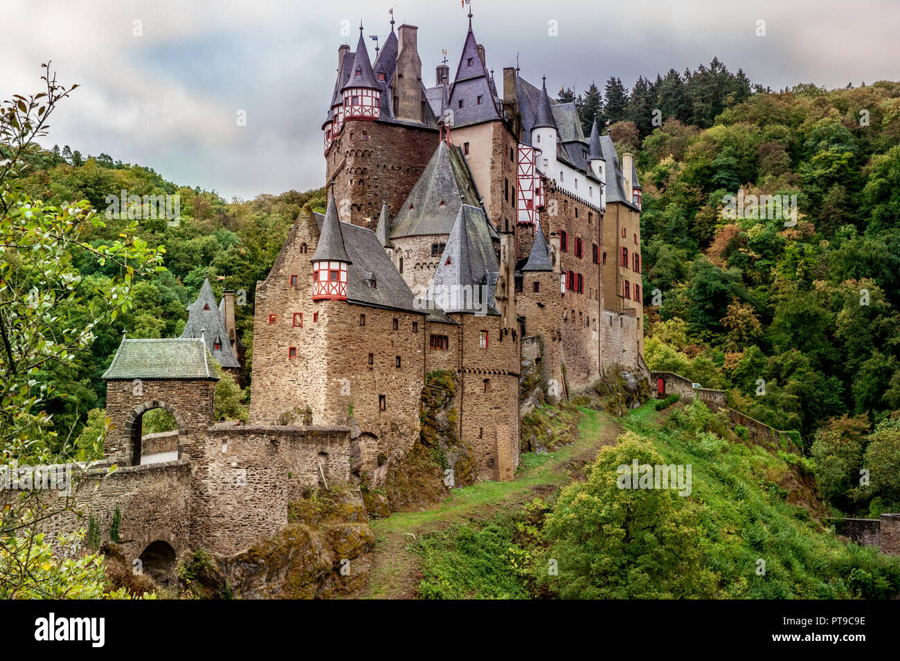 Burg Eltz en el Eifel, uno de los castillos más famosos de Alemania Renania Palatinado Foto de stock