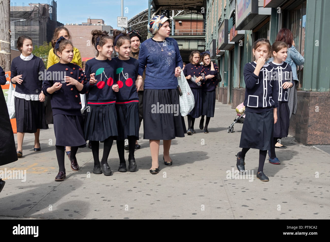 Parte de una familia judía religiosa en Coney Island celebrando Sukkot, un día festivo en el que es obligatorio que los judíos se diviertan. Foto de stock