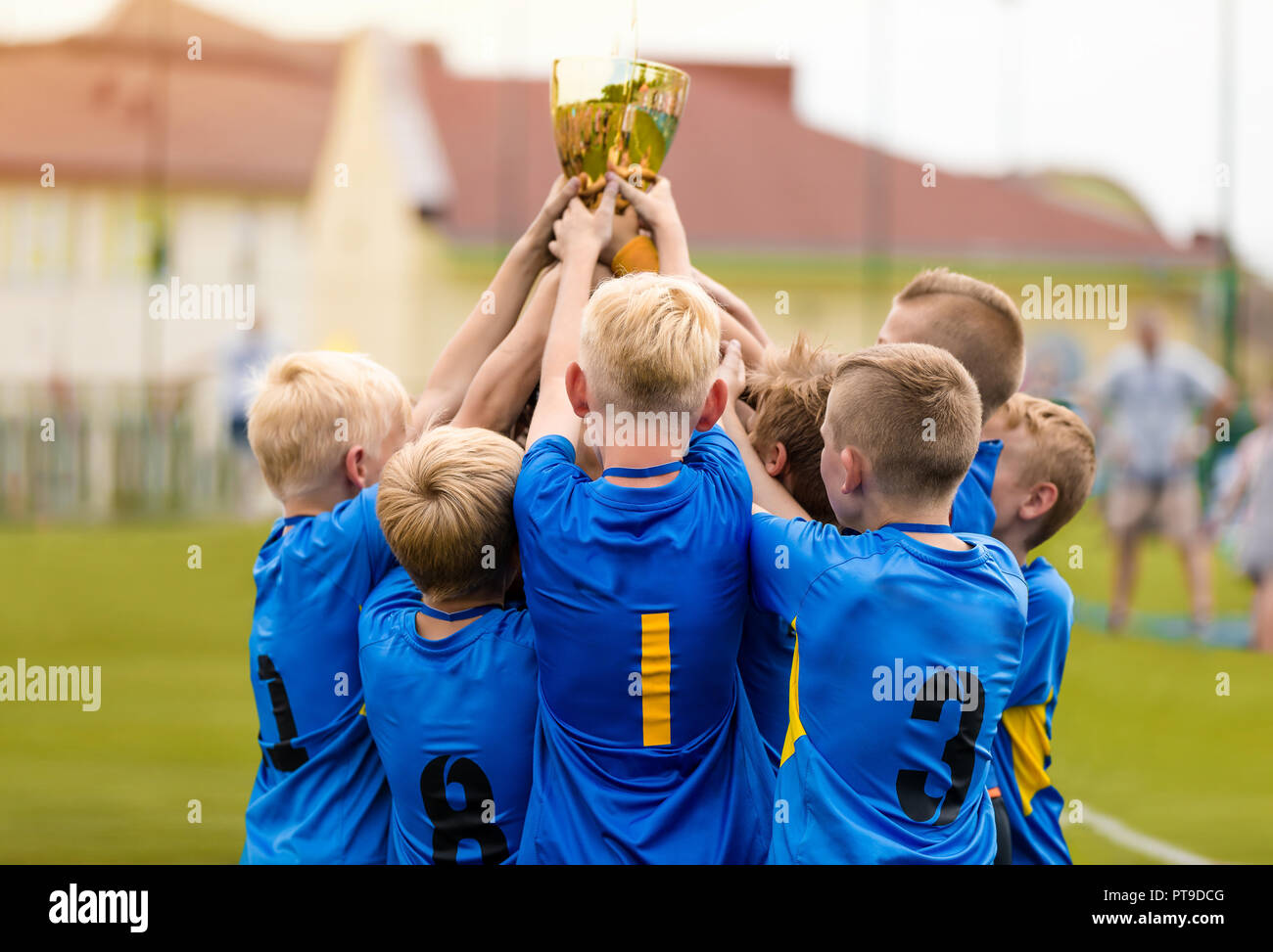 Los jóvenes jugadores de fútbol Celebración del trofeo. Los niños celebrando el Campeonato de Fútbol. Equipo ganador del torneo deportivo para niños Los niños de equipos. Foto de stock