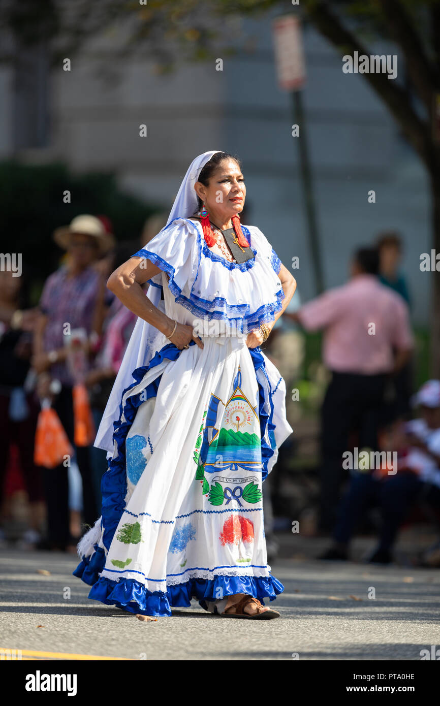 Washington, D.C., Estados Unidos - 29 de septiembre de 2018: La Fiesta DC  Parade, mujer de El Salvador llevando ropa tradicional baile Fotografía de  stock - Alamy