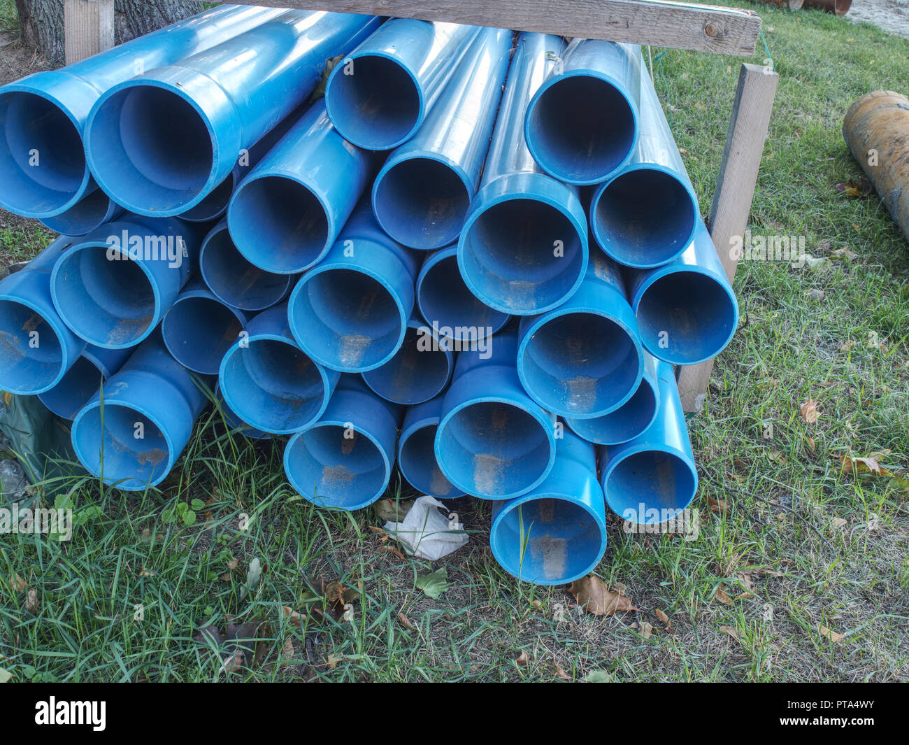 Haces de tubos de plástico azul para el transporte de agua. Lote de tubo  sitio en construcción Fotografía de stock - Alamy