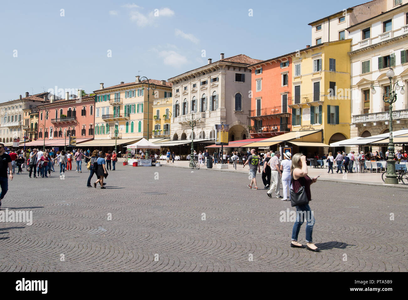 VERONA, ITALIA - 6 de mayo de 2018: Los turistas en Piazza Bra en día soleado. La plaza más grande en Verona está repleta de cafés y restaurantes desde donde turistas Foto de stock