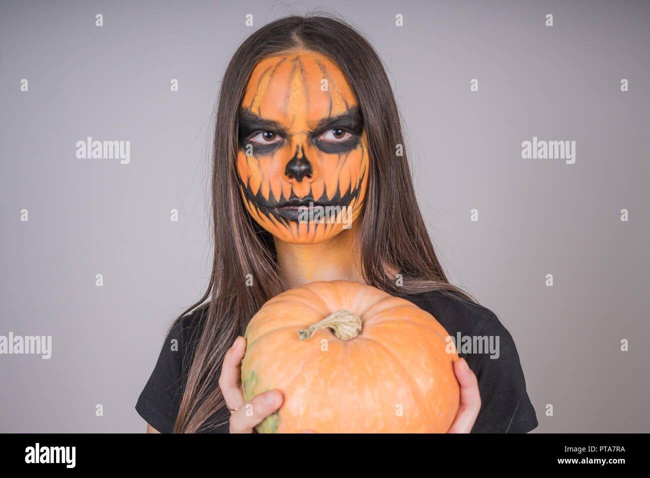 Retrato de una niña con un terrorífico Maquillaje de Halloween con calabaza  símbolo de vacaciones Fotografía de stock - Alamy