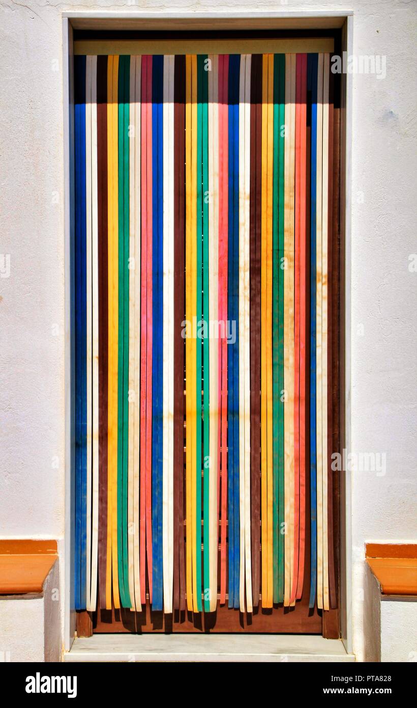 Y coloridas cortinas de rayas en la puerta de casa de pueblo en Almería,  España Fotografía de stock - Alamy