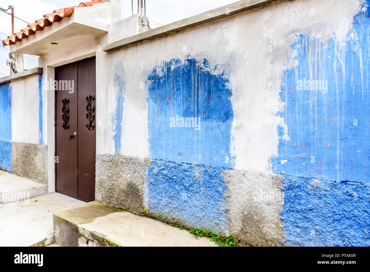 Azul Y Blanco Pintado En La Pared Exterior De La Casa Con
