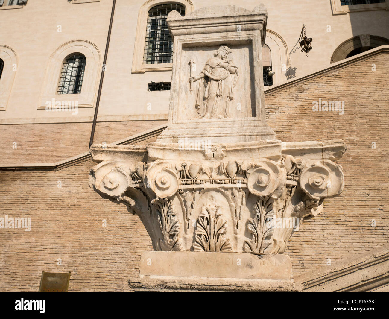 Capiteles de mármol en la Piazza di Spagna a Roma Foto de stock