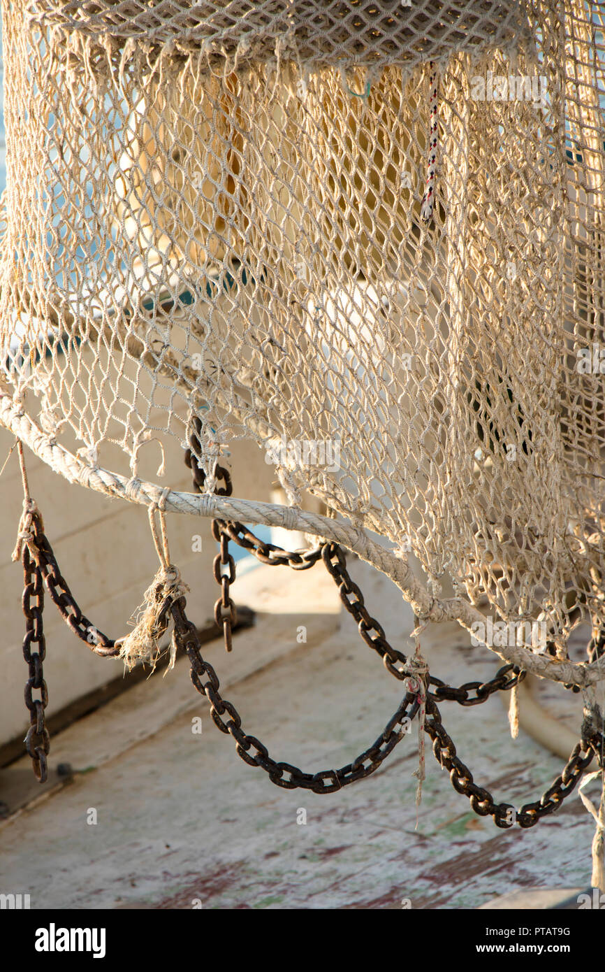 Pesca de arrastre net colgando de un barco arrastrero Foto de stock