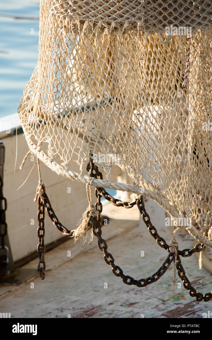 Pesca de arrastre net colgando de un barco arrastrero Foto de stock