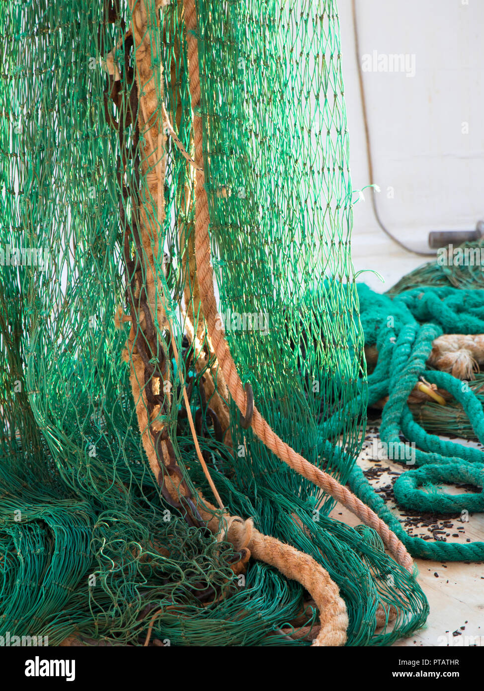 Pesca de arrastre net henging verde en un barco arrastrero Foto de stock