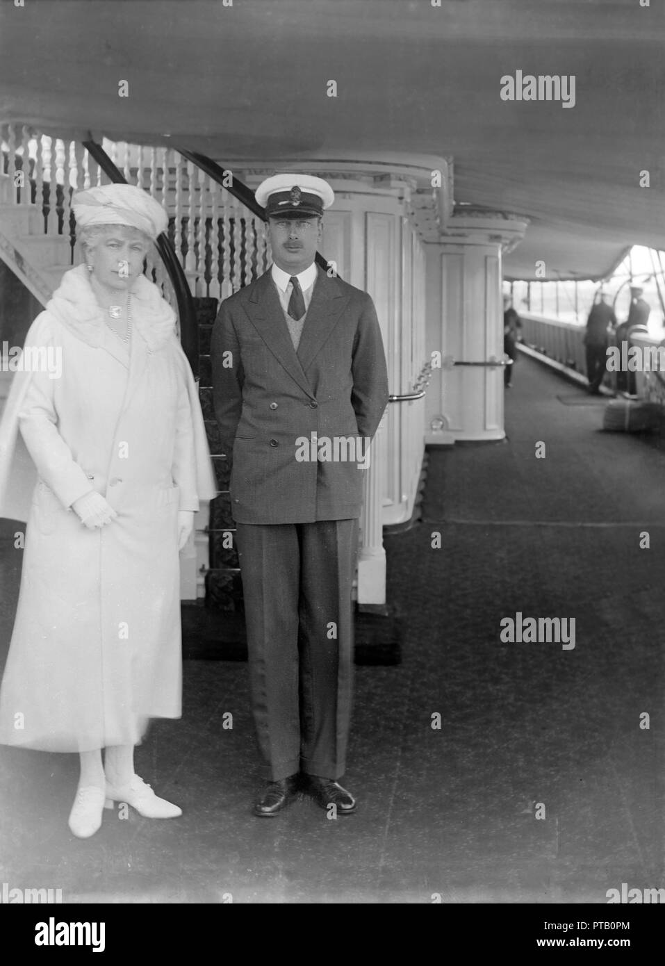 Queen Mary y el Príncipe Enrique a bordo de 'HMY Victoria and Albert', C1933. Creador: Kirk & Sons de Cowes. Foto de stock