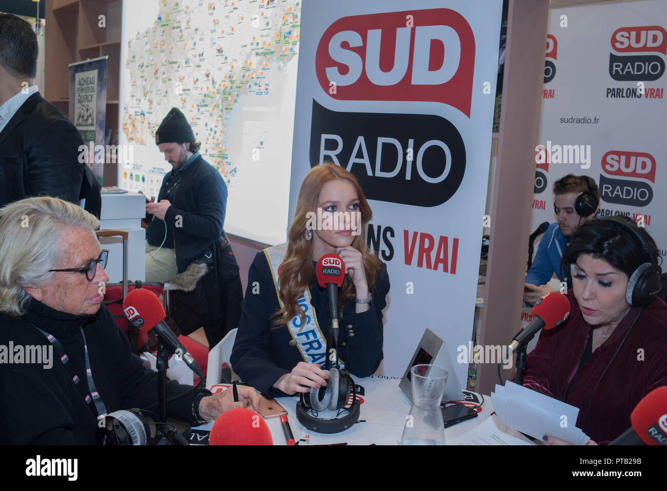 2018 Paris Show agrícola; Miss Francia 2018 Maëva Coucke y Véronique de  Villèle, en el sur de radio 'Chacun sa FOLY' animado por Liane Foly  Fotografía de stock - Alamy