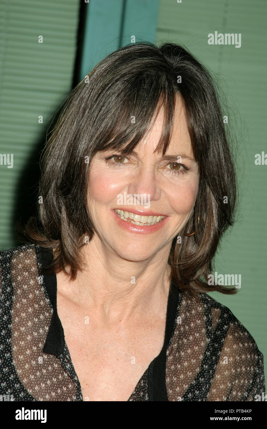Sally Field Conversation Brothers Sisters Imagenes De Stock
