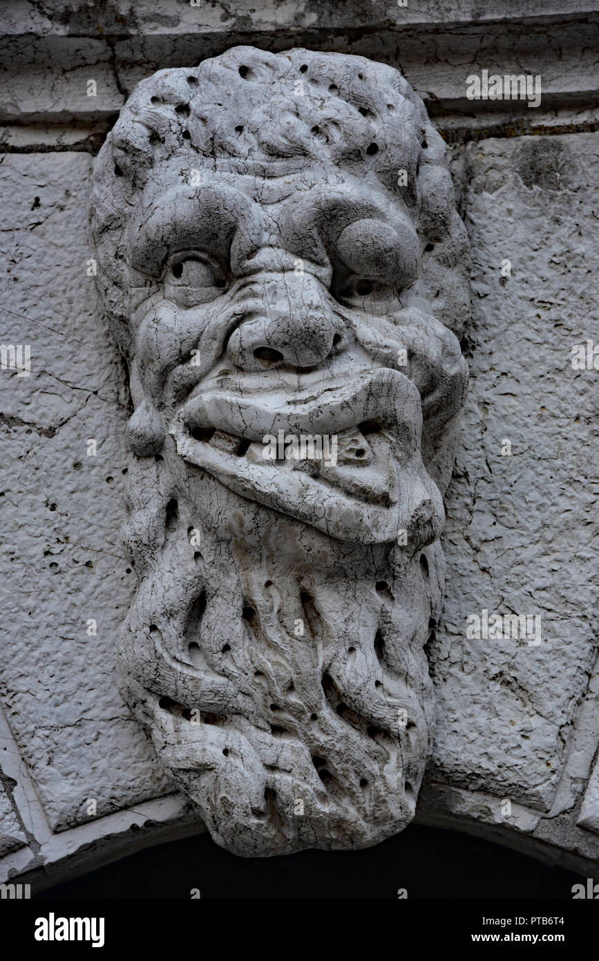 Gárgola de piedra al pie del campanario de Santa Maria Formosa, Castello, Venecia, Italia, Europa. Foto de stock