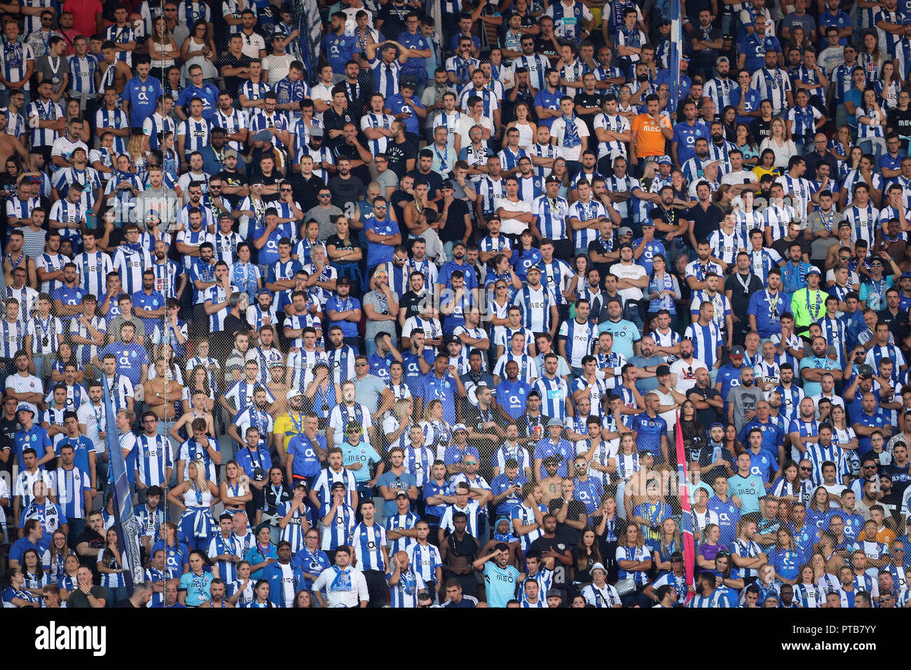 Los partidarios del FC Oporto visto en acción durante la Liga nº 2018/19 del partido de fútbol entre el SL Benfica vs FC Porto. (Puntuación Final: SL Benfica 1-0 FC Porto). Foto de stock