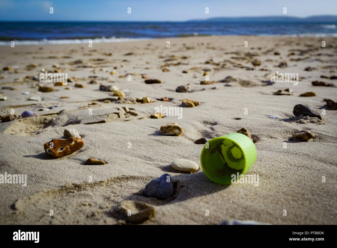 La basura de plástico se lavan en una playa, REINO UNIDO Foto de stock