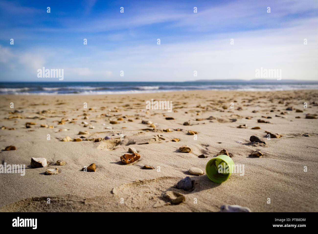 La basura de plástico se lavan en una playa, REINO UNIDO Foto de stock