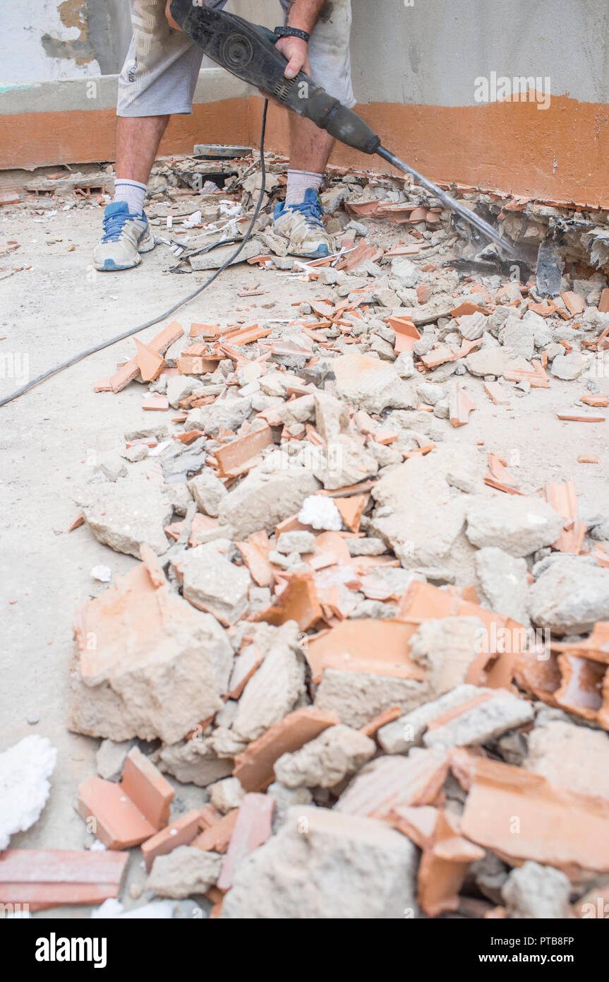 Trabajador De La Construccion De La Eliminacion De Rebabas De