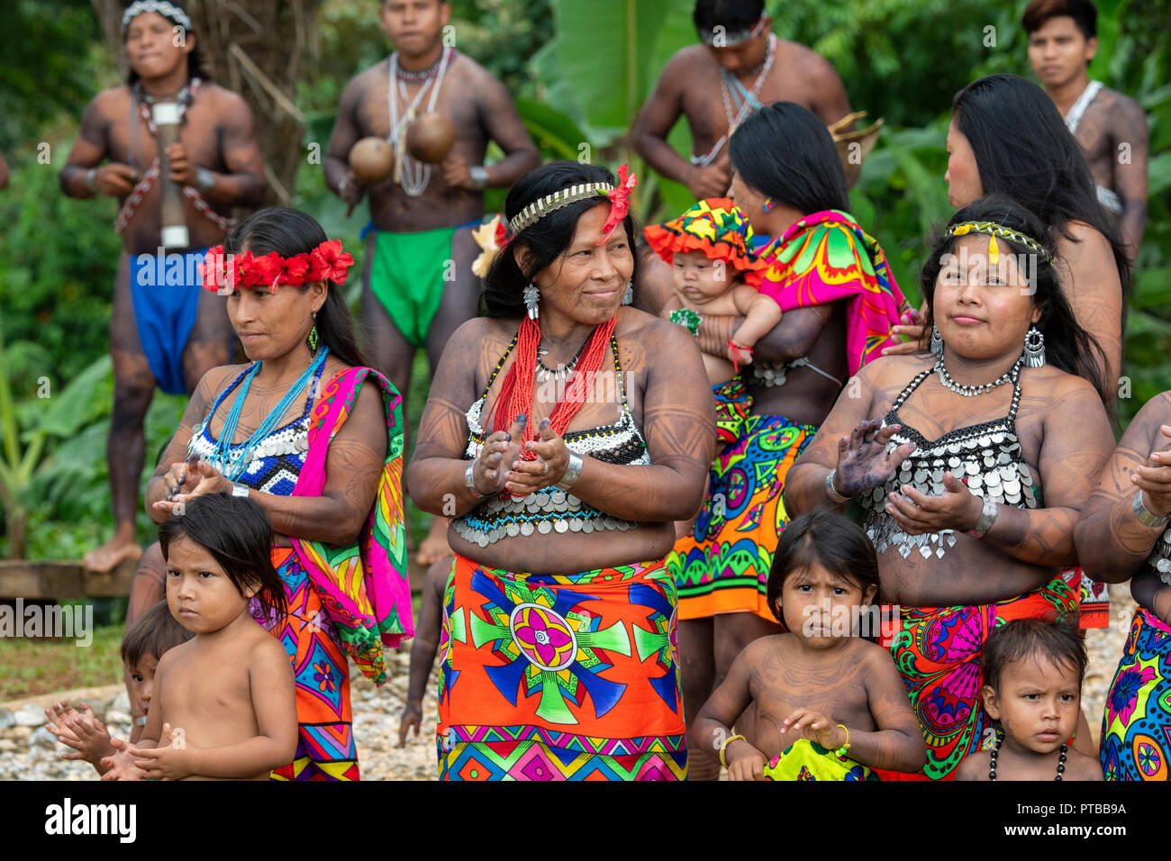 Centroamérica, Panamá, el Lago Gatún. Aldea de los indios Embera