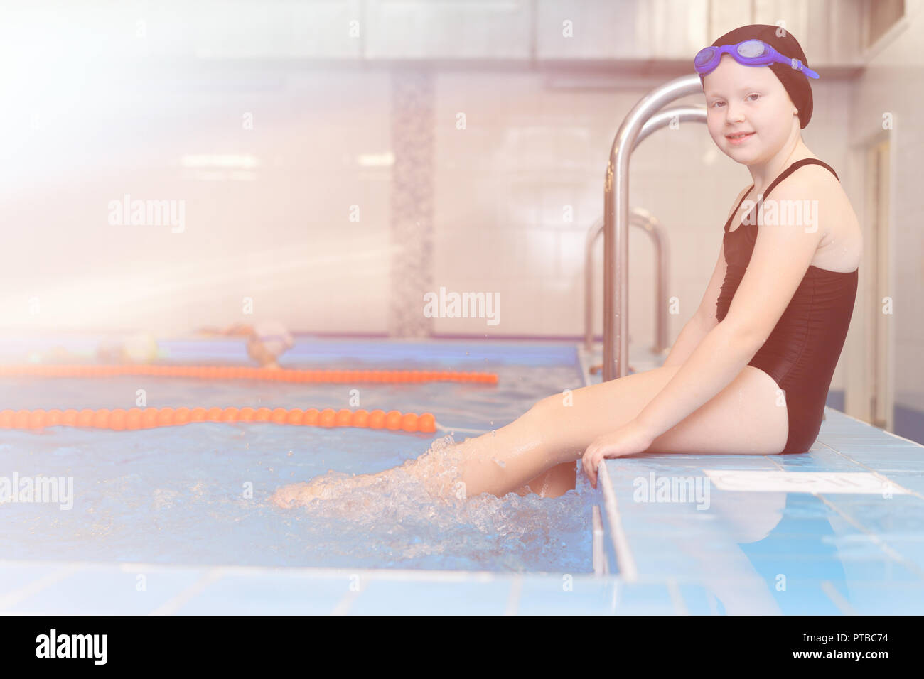 Las clases de natación para niños en la piscina - retrato de una hermosa  niña de tez blanca en un traje de baño y nadar cap Fotografía de stock -  Alamy