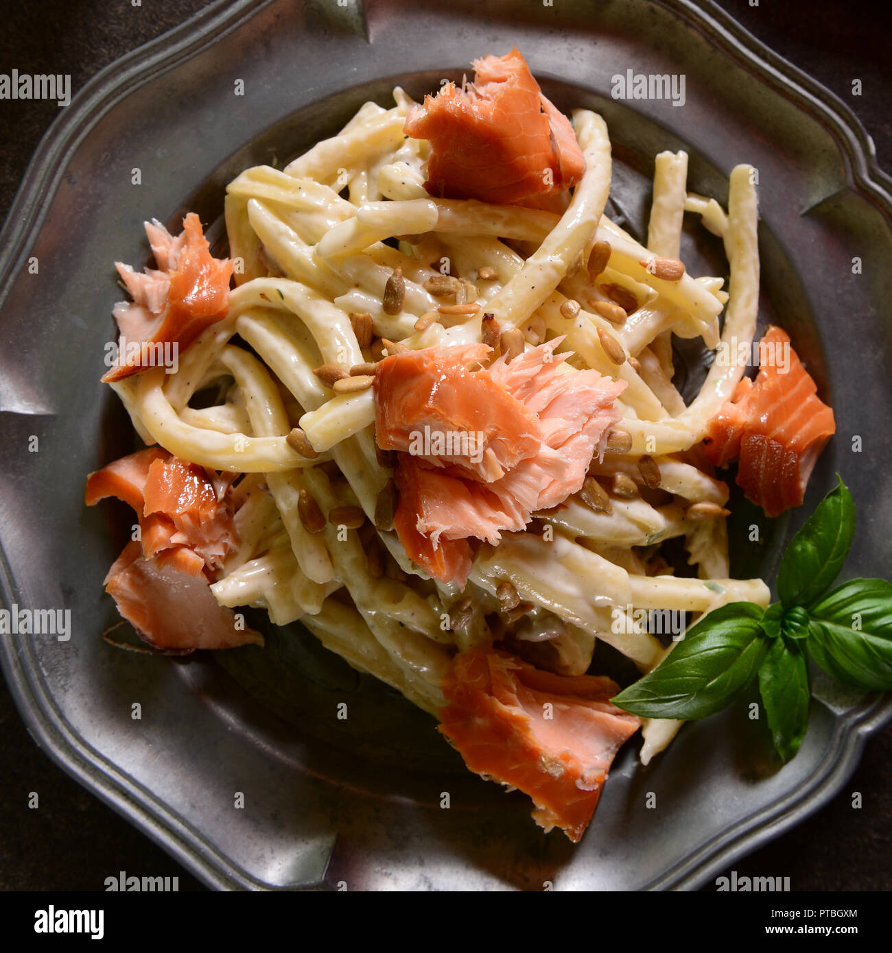 Pasta con salmón ahumado, semillas de girasol tostadas y gorgonzol  Fotografía de stock - Alamy