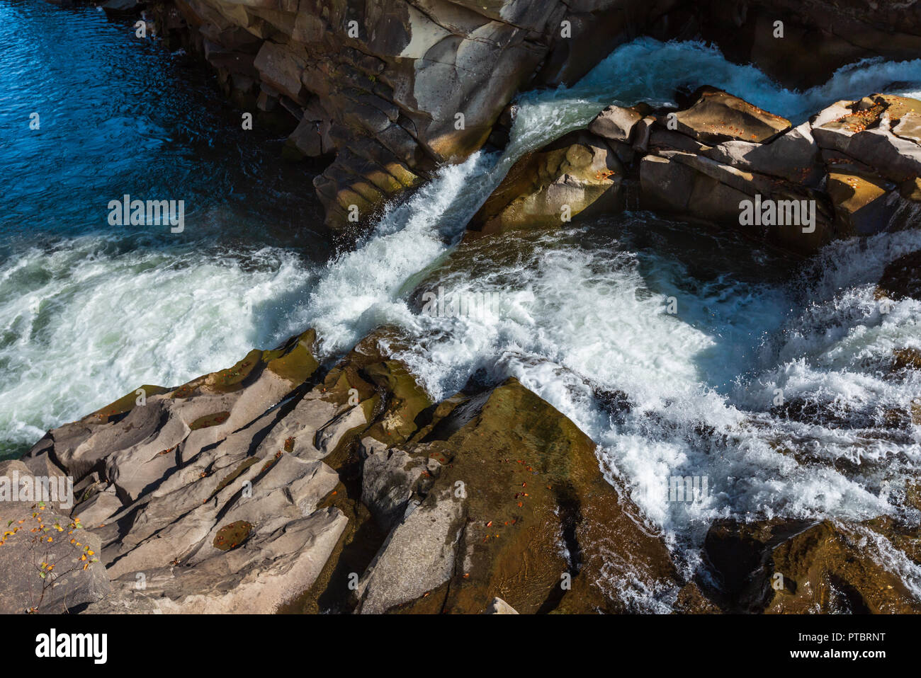 Probiy cascada en el río Prut, en Yaremche Ciudad, oblast de Ivano-Frankivsk, Ucrania. Foto de stock