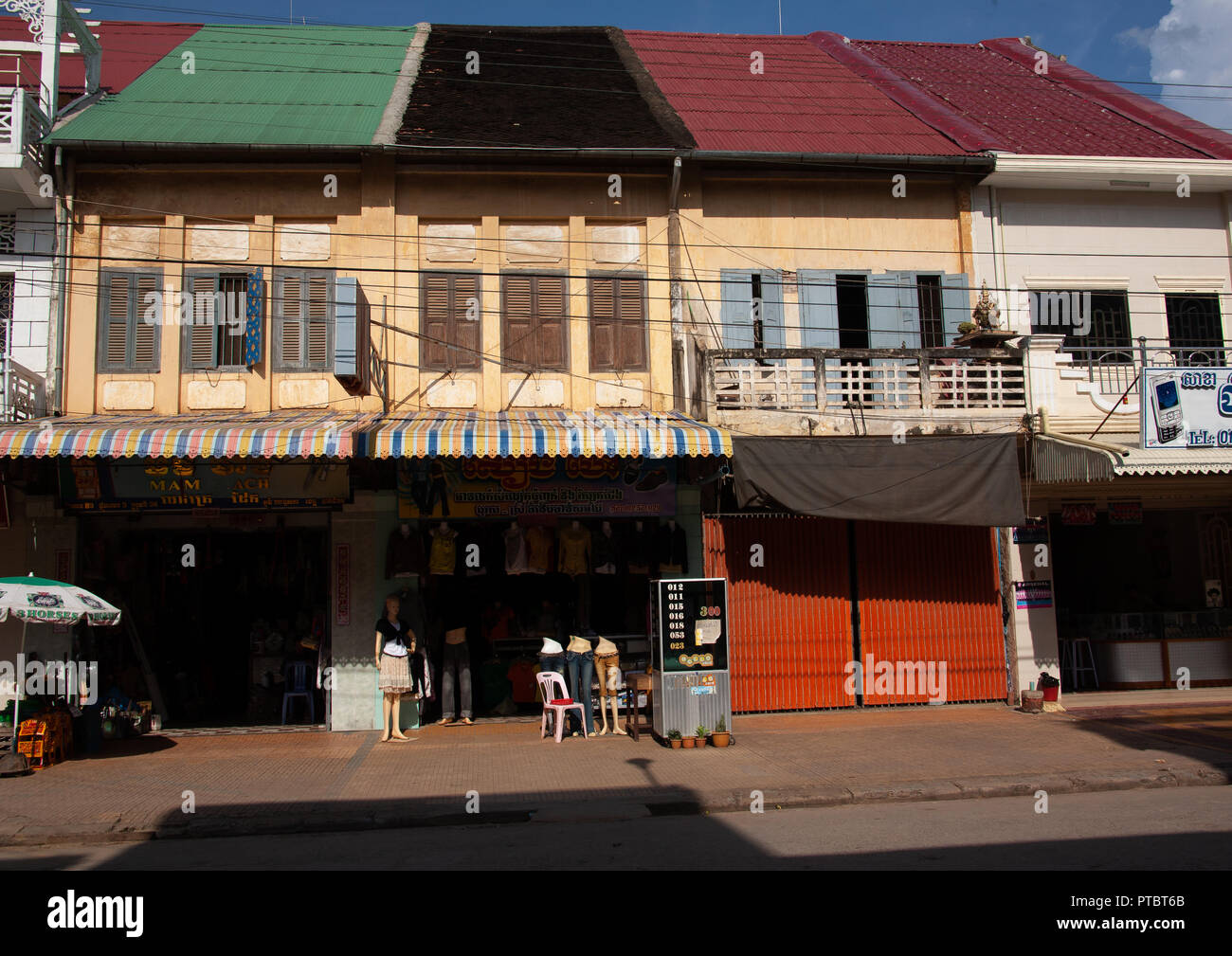 Antiguos edificios coloniales, en la provincia de Battambang, Battambang, Camboya Foto de stock
