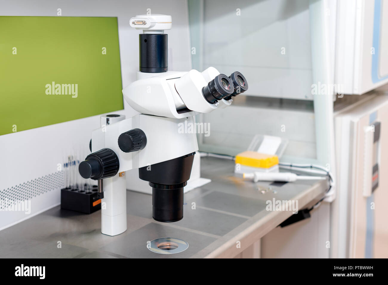 Microscopio moderno en el laboratorio de biotecnología. Equipo de laboratorio de fertilización Foto de stock
