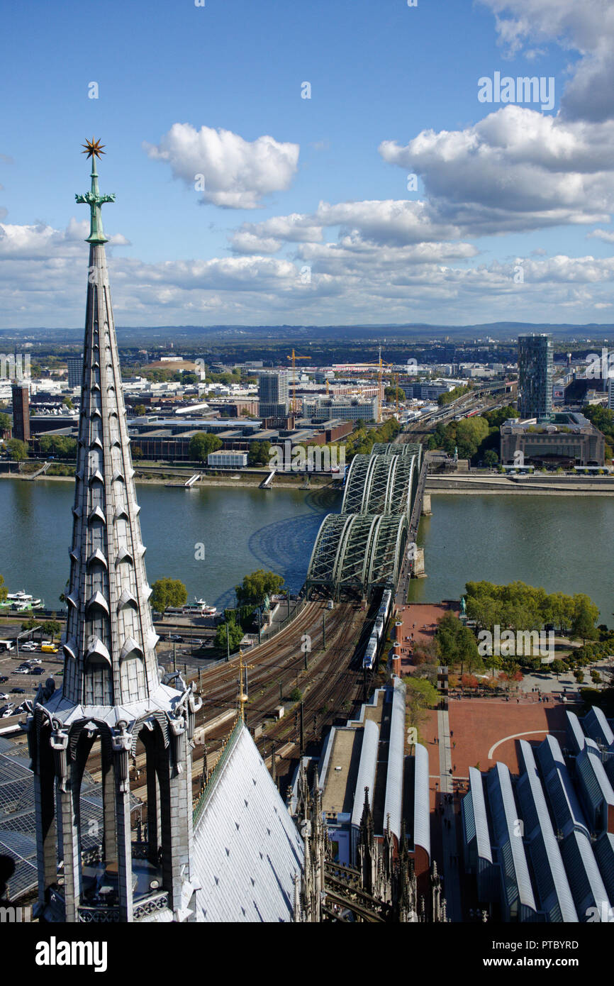 La impresionante vista al este sobre el río Rin y el puente ferroviario Hohenzollern en la ciudad de Colonia desde las alturas de las torres de la catedral. Foto de stock
