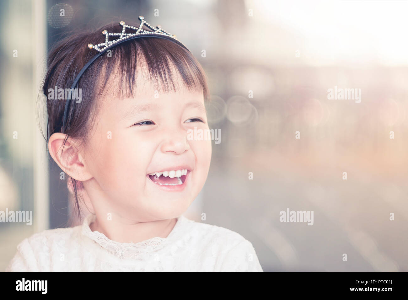 Niña gracioso rostro sonriente,retrato de alegres niños asiáticos adorable adorable chica femenina Foto de stock