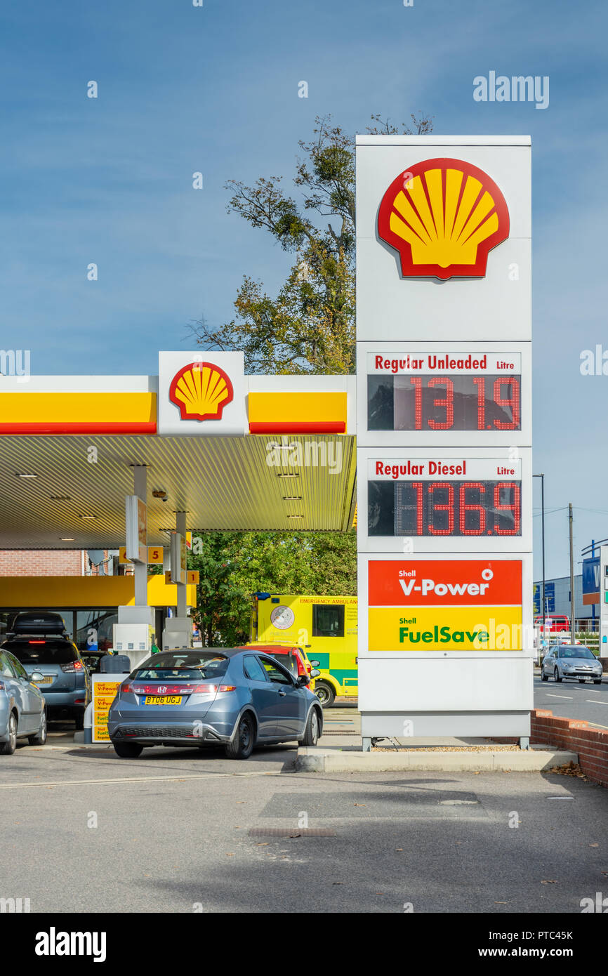 Una concurrida gasolinera Shell en el sur de Inglaterra, Reino Unido. Foto de stock