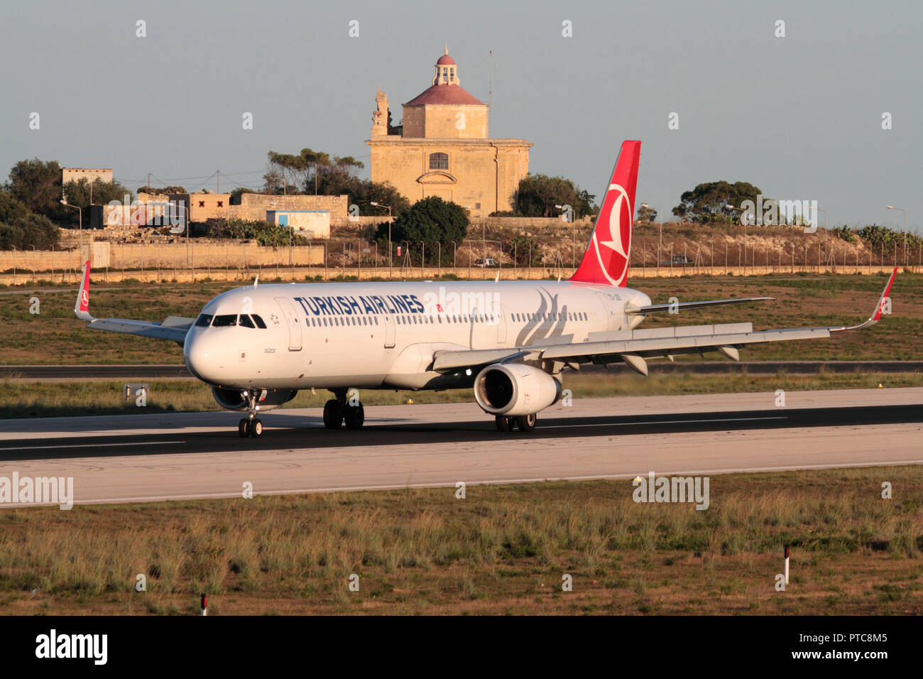 Turkish Airlines Airbus A321 avión comercial sobre la pista al aterrizar en Malta al atardecer. De los viajes y el turismo en la Europa mediterránea. Foto de stock