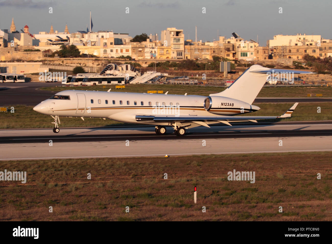 Bombardier Global Express gran avión comercial manteniendo su nariz mientras aterrizaba en Malta al atardecer Foto de stock