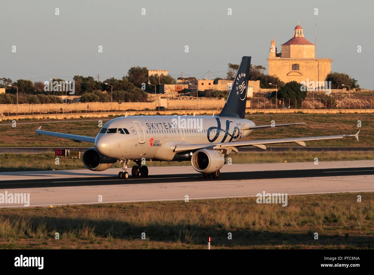 CSA Czech Airlines avión Airbus A319 en colores de Skyteam en la pista durante el despegue desde Malta al atardecer. Los viajes aéreos en la UE. Foto de stock