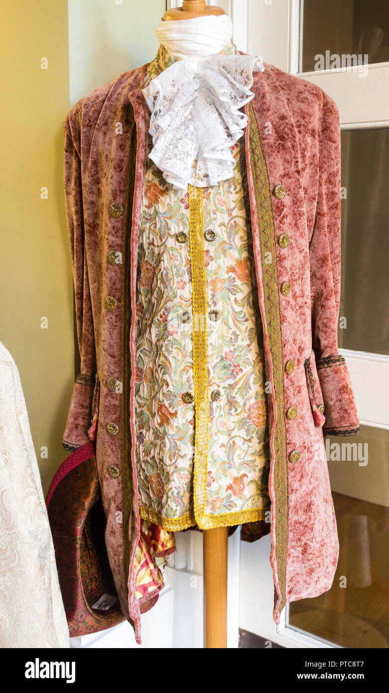 La moda del siglo xviii georgiana traje masculino con permiso del Museo  Chippenham Wiltshire, Inglaterra, Reino Unido Fotografía de stock - Alamy