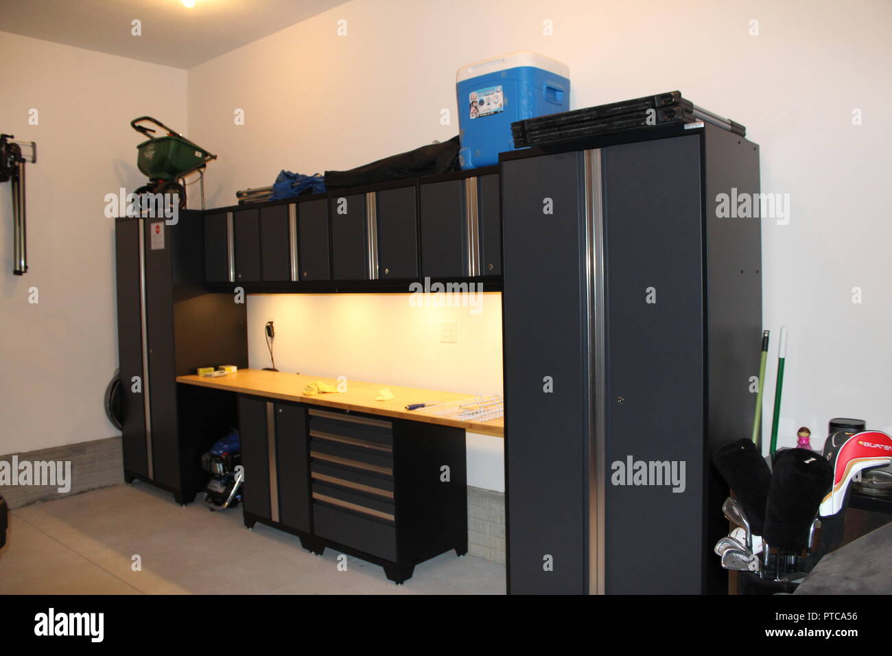 Negro moderno workbench instalado en un nuevo garaje. Foto de stock