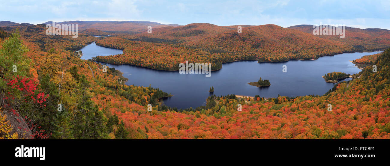 Mont Tremblant vista panorámica del Parque Nacional con los colores de otoño, Canadá Foto de stock
