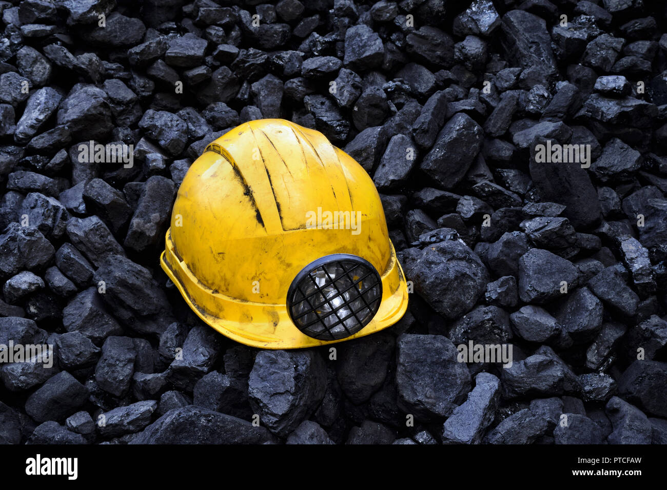 Casco de seguridad mineros amarilla en la parte superior de la minería del  carbón Fotografía de stock - Alamy