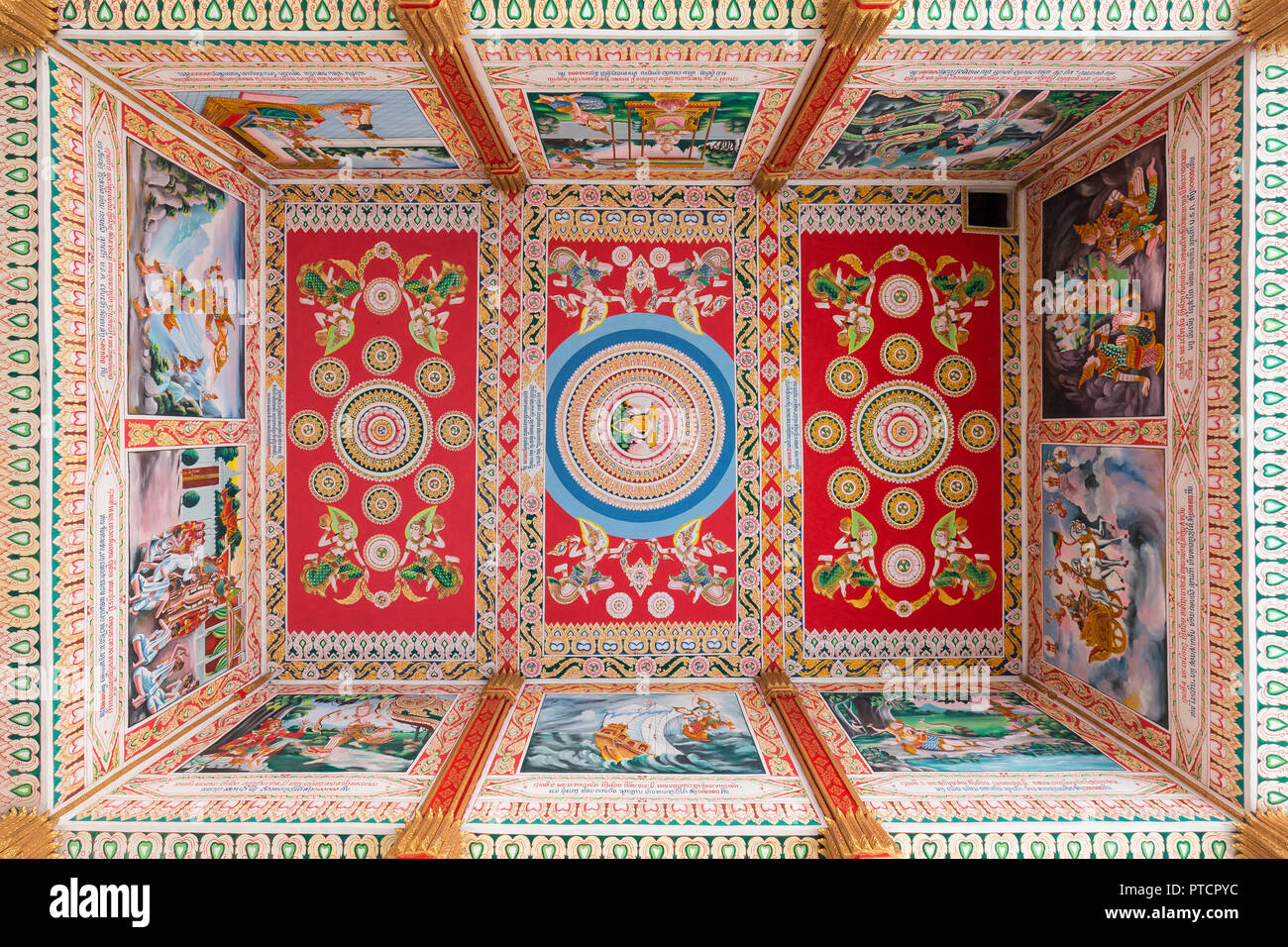 Techos maravillosamente pintado en el Wat That Luang Tai templo en Vientiane, Laos, vista desde abajo. Foto de stock