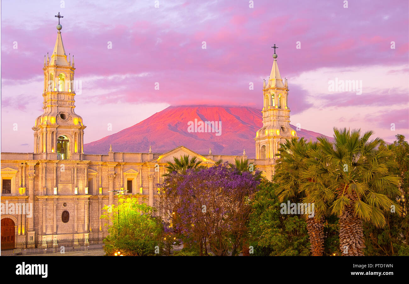 Catedral de Arequipa - Perú durante la puesta de Sol con El Misti volcán en el fondo Foto de stock